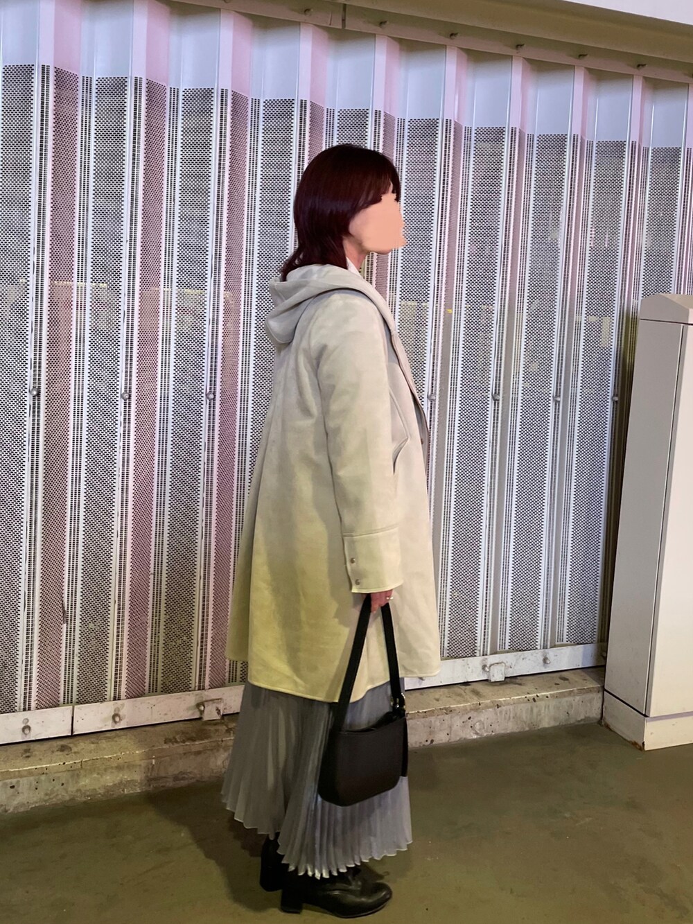 グレー系のTシャツ/カットソー、ベージュ系のニット/セーター、パープル系のスカートを着用したレディースの冬コーディネートの3枚目の写真