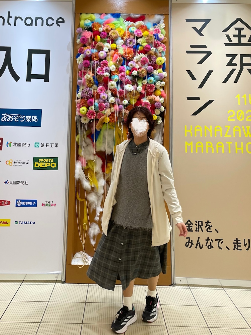 グレー系のシャツ/ブラウス、パープル系のカーディガン/ボレロ、グレー系のスカートを着用したレディースの秋コーディネートの2枚目の写真