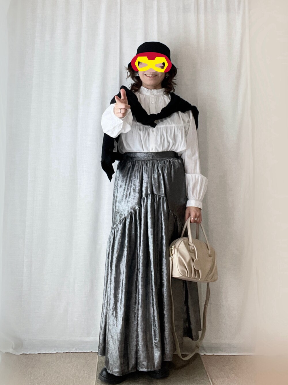 ホワイト系のチュニック、シルバー系のスカート、ブラック系のローファーを着用したレディースの春コーディネートの3枚目の写真