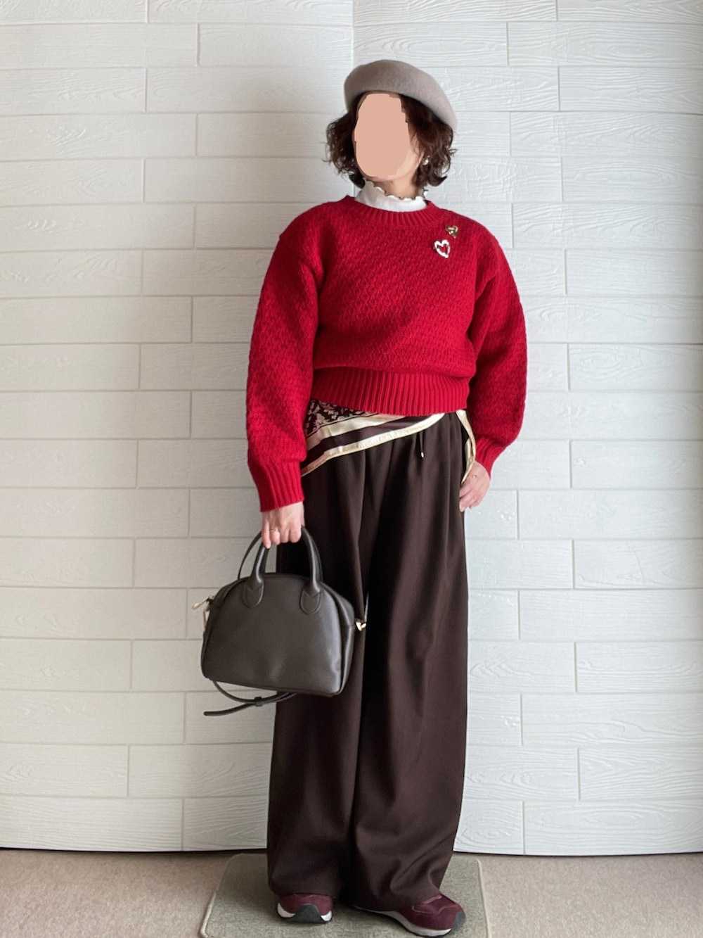 レッド系のスニーカー、ホワイト系のTシャツ/カットソー、グリーン系のMA-1を着用したレディースの冬コーディネートの2枚目の写真