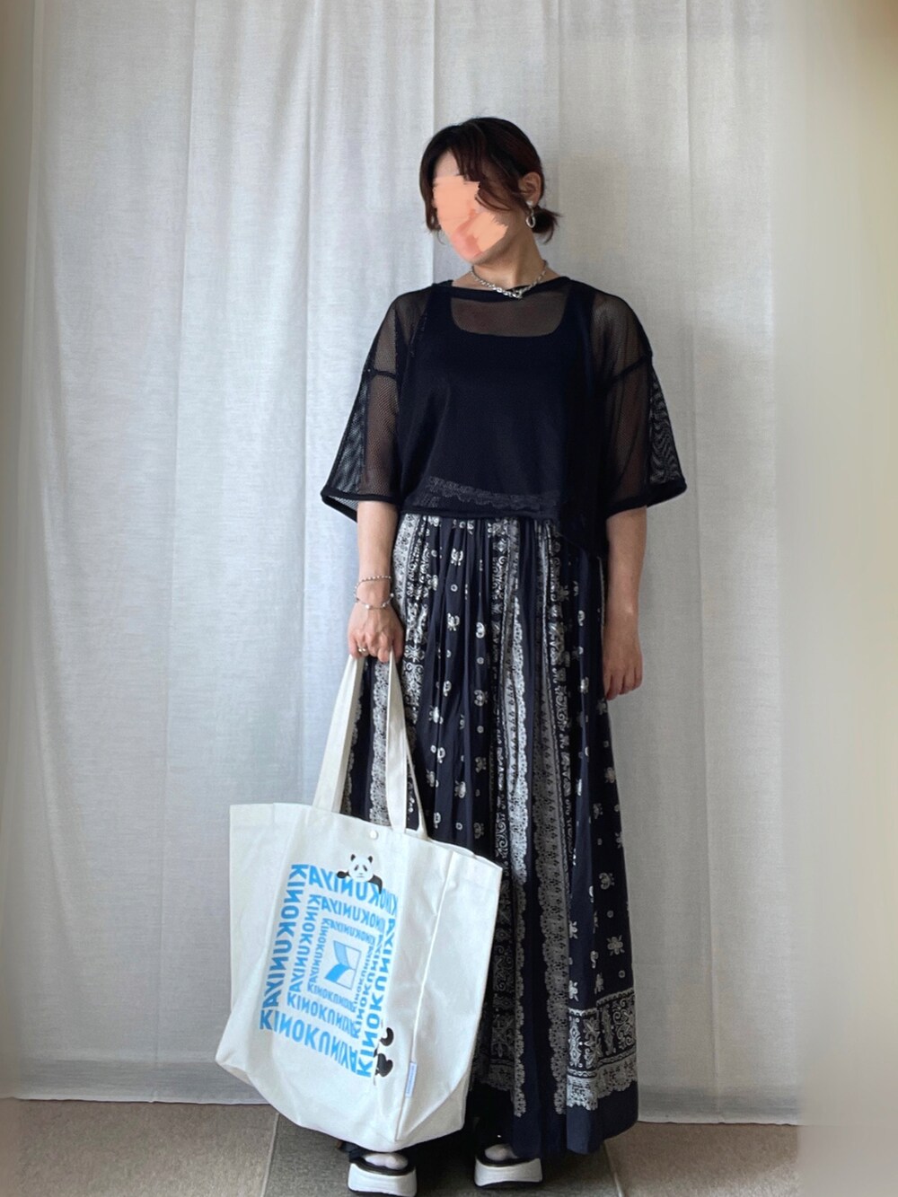 ブラック系のニット/セーター、ブラック系のタンクトップ、グレー系のスカートを着用したレディースの夏コーディネートの2枚目の写真