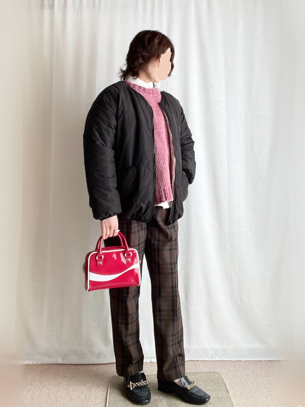ブラウン系のその他パンツ、レッド系のボストンバッグ、ピンク系のニット/セーターを着用したレディースの冬コーディネートの2枚目の写真