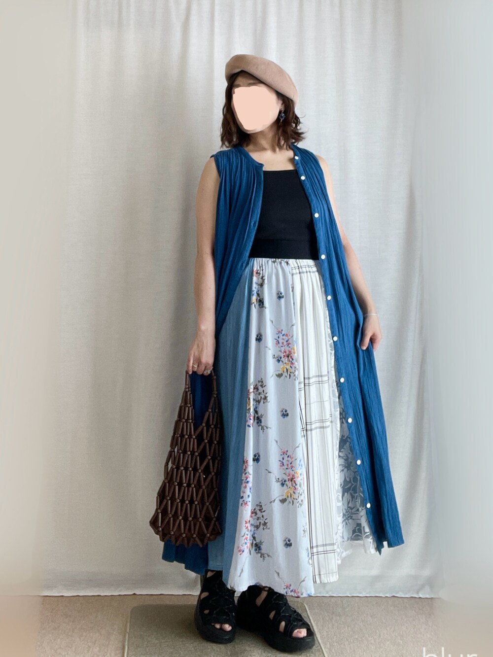 ブルー系のワンピース、ブラック系のサンダル、その他のスカートを着用したレディースの夏コーディネートの3枚目の写真