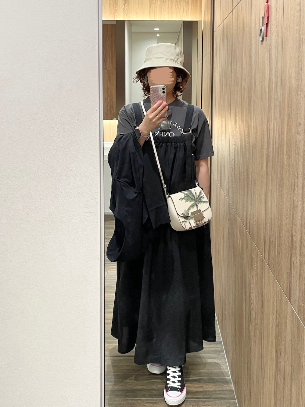 その他のショルダーバッグ、その他のボストンバッグ、ブラック系のスニーカーを着用したレディースの夏コーディネートの2枚目の写真