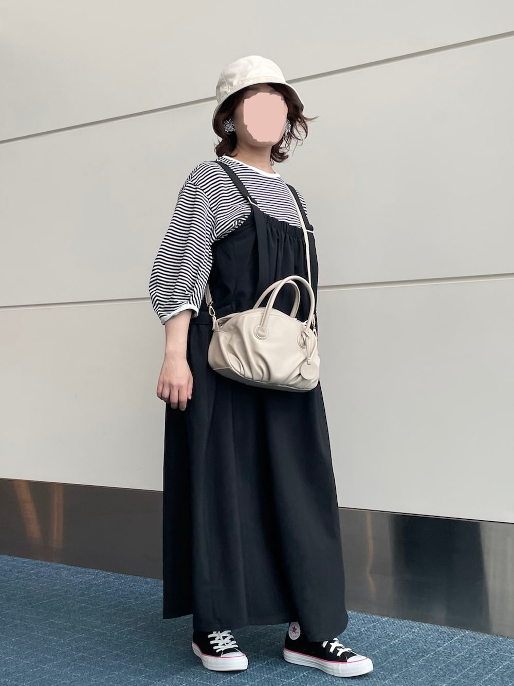 その他のショルダーバッグ、その他のボストンバッグ、ブラック系のスニーカーを着用したレディースの夏コーディネートの5枚目の写真