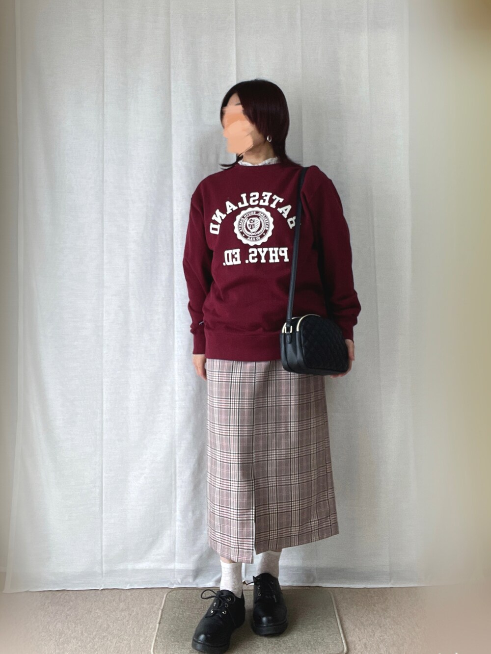 ホワイト系のジャケット/アウター、レッド系のスウェット、レッド系のスカートを着用したレディースの冬コーディネートの2枚目の写真