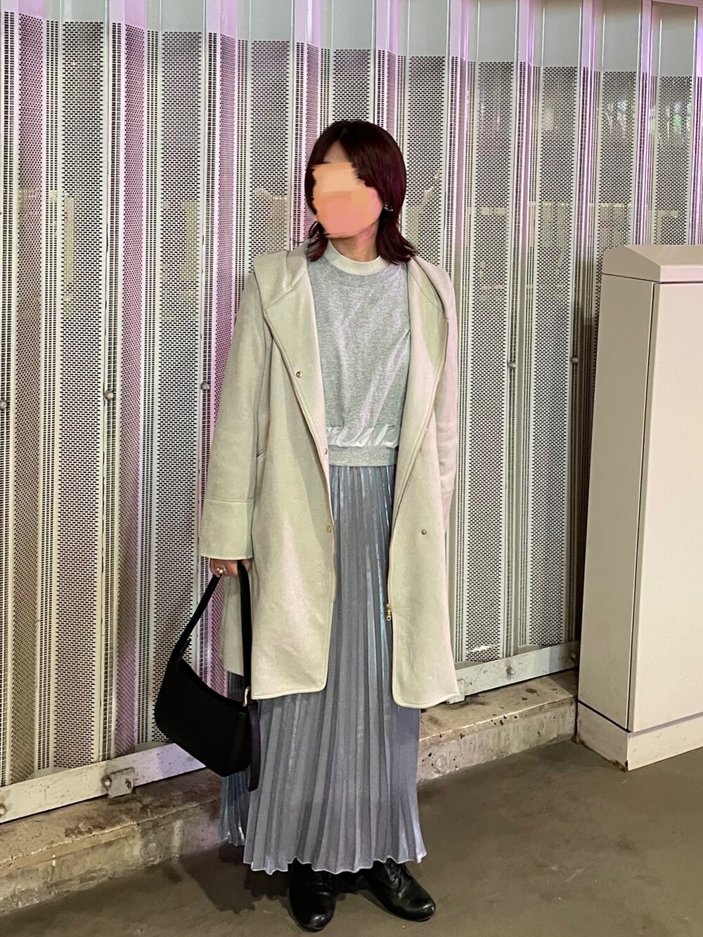 グレー系のTシャツ/カットソー、ベージュ系のニット/セーター、パープル系のスカートを着用したレディースの冬コーディネートの4枚目の写真