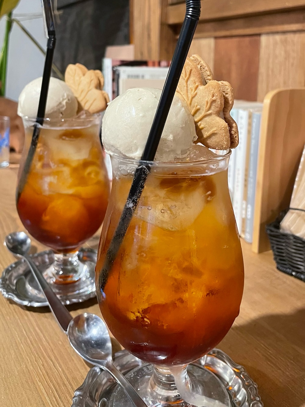 ホワイト系のパーカー、ブラック系のスカート、ブラック系のスニーカーを着用したレディースの秋コーディネートの2枚目の写真