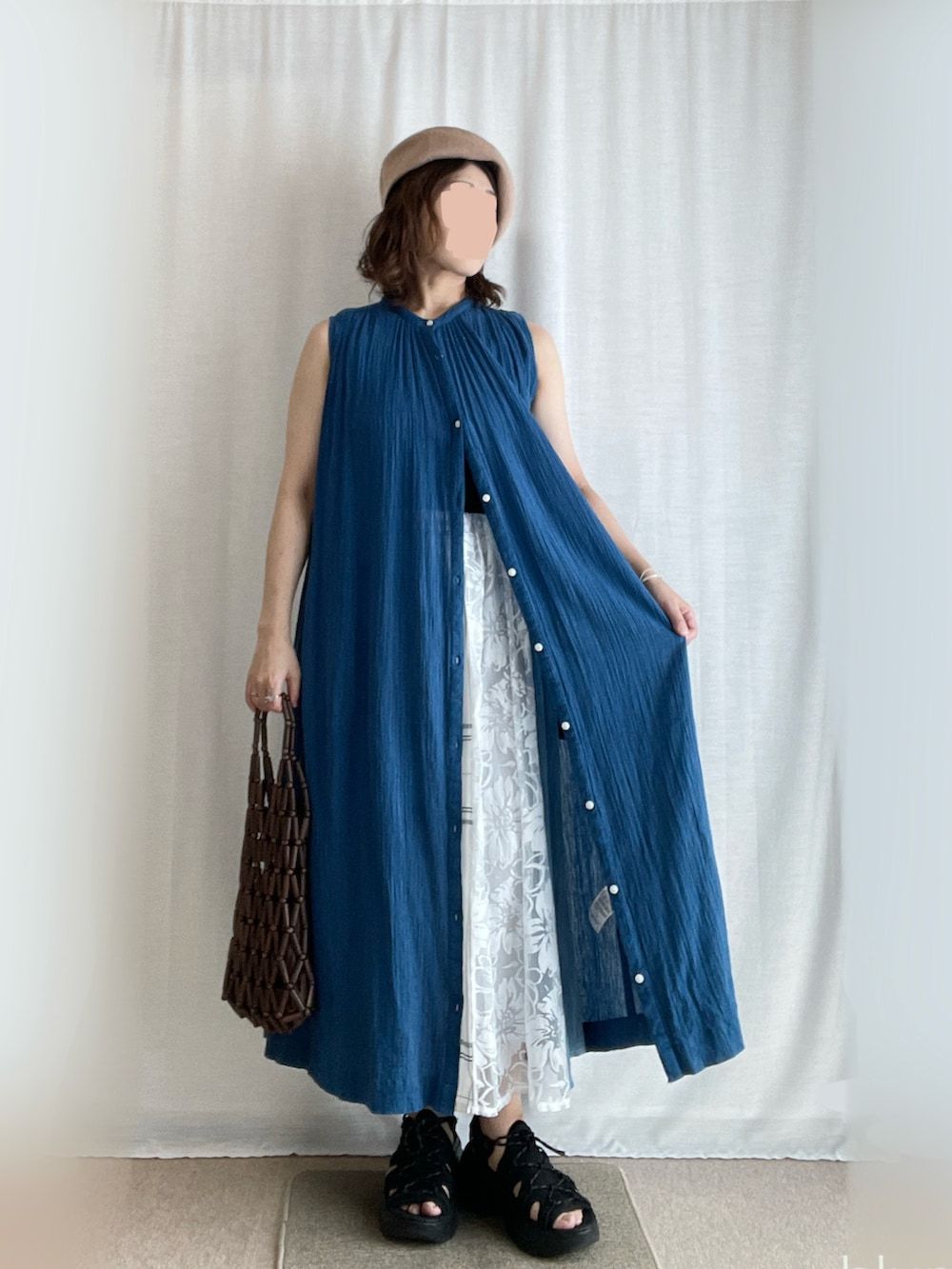 ブルー系のワンピース、ブラック系のサンダル、その他のスカートを着用したレディースの夏コーディネートの2枚目の写真