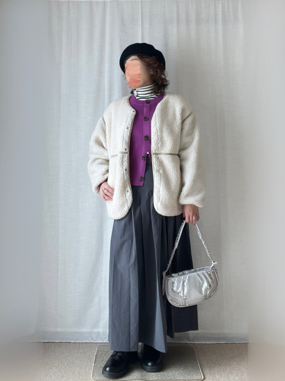 パープル系のカーディガン/ボレロ、その他のTシャツ/カットソー、グレー系のスカートを着用したレディースの春コーディネートの2枚目の写真