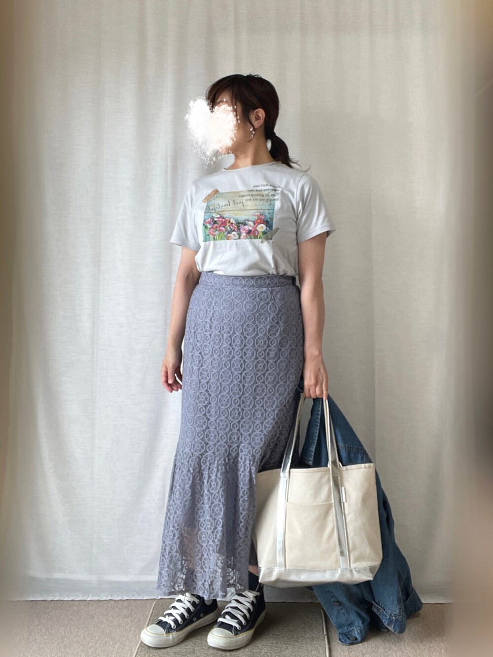 ブルー系のデニムジャケット、ブルー系のTシャツ/カットソー、ブルー系のスカートを着用したレディースの夏コーディネートの2枚目の写真