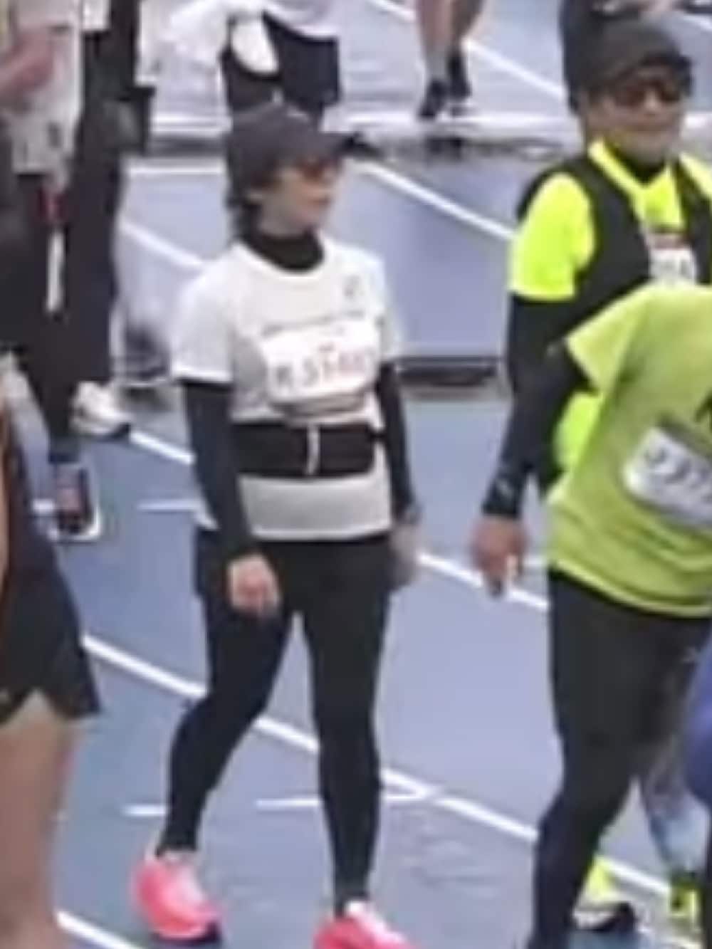 グレー系のシャツ/ブラウス、パープル系のカーディガン/ボレロ、グレー系のスカートを着用したレディースの秋コーディネートの4枚目の写真