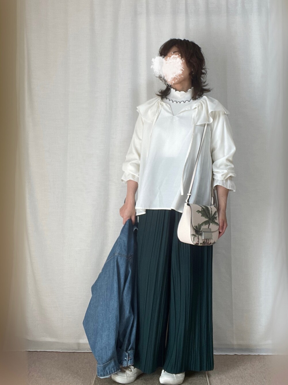 ブルー系のデニムジャケット、ホワイト系のシャツ/ブラウス、ホワイト系のTシャツ/カットソーを着用したレディースの春コーディネートの2枚目の写真