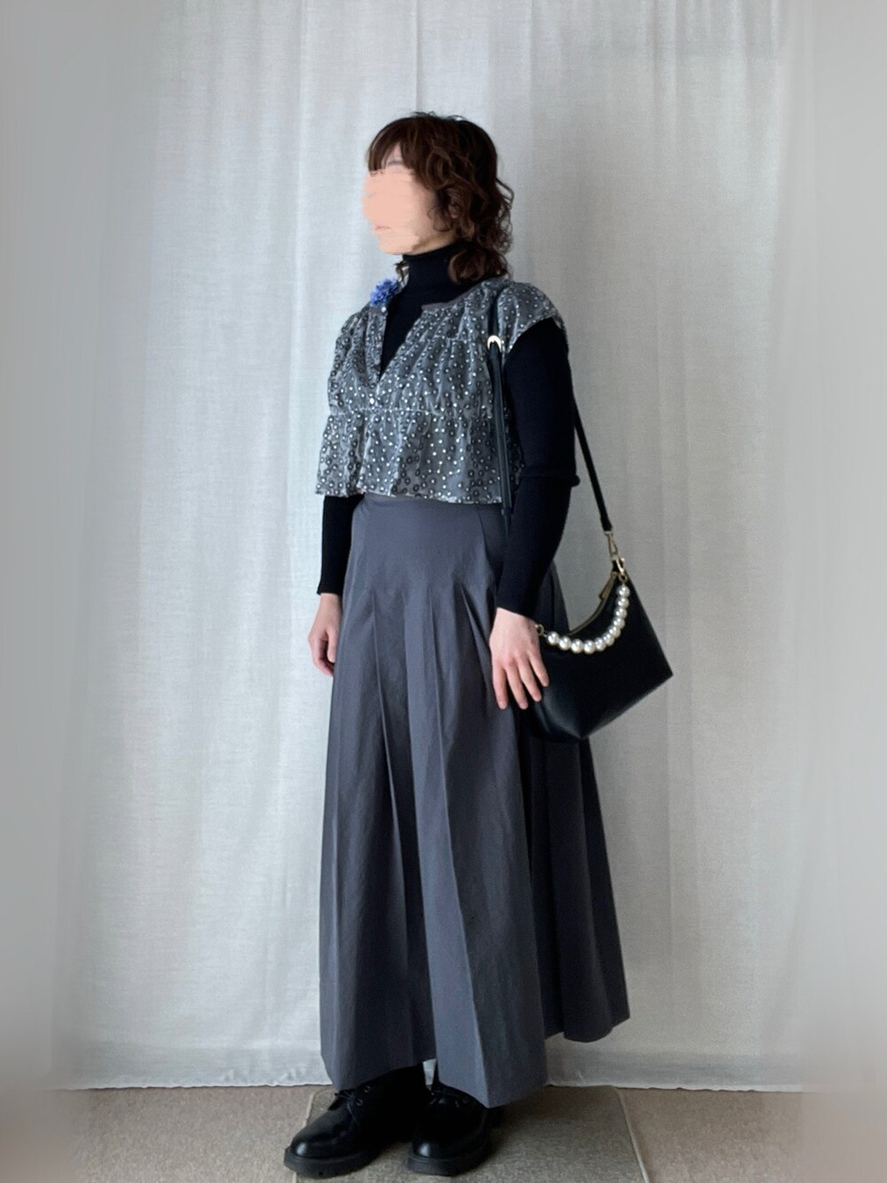 ベージュ系のシャツ/ブラウス、グレー系のノーカラーコート、ブラック系のTシャツ/カットソーを着用したレディースの冬コーディネートの2枚目の写真