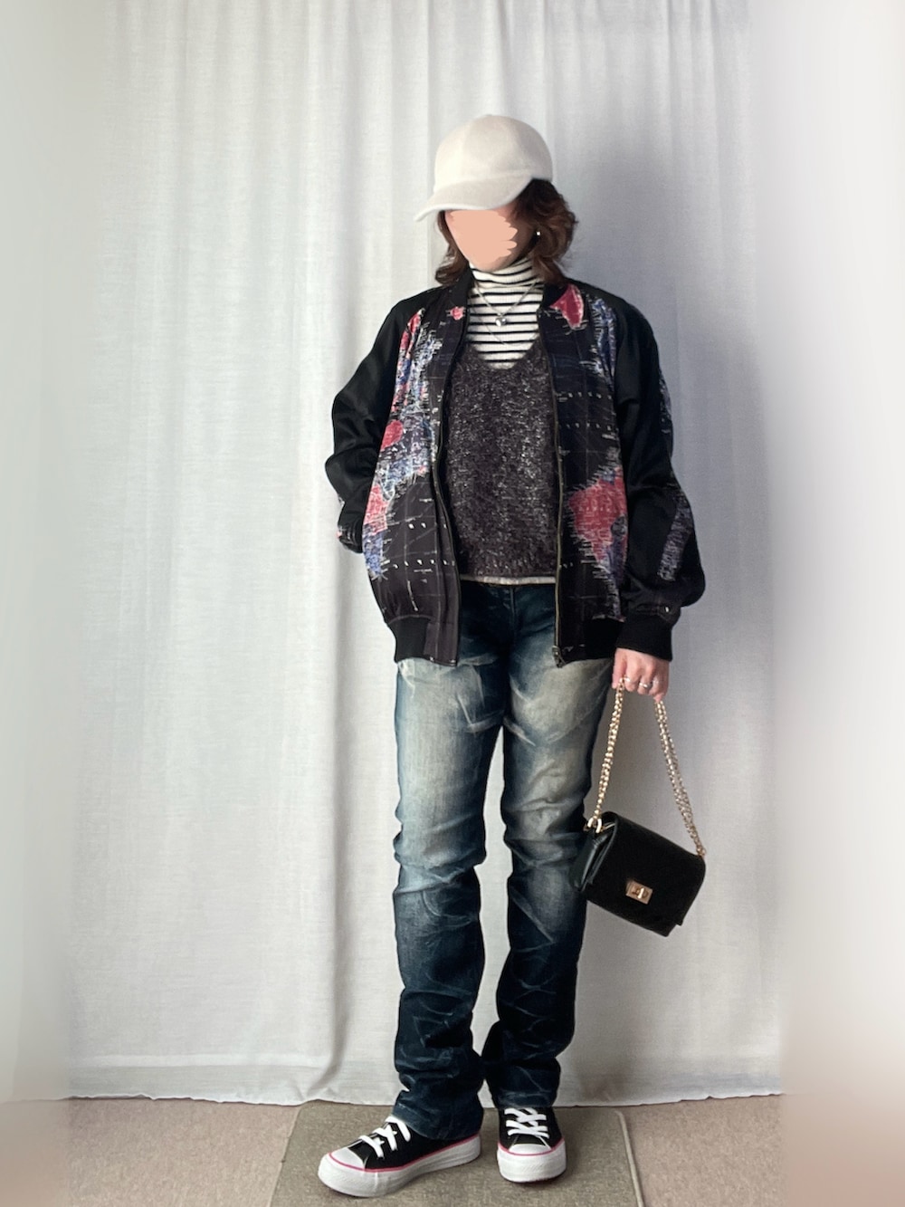 ブラック系のスカジャン、ブラック系のスニーカー、その他のTシャツ/カットソーを着用したレディースの冬コーディネートの2枚目の写真
