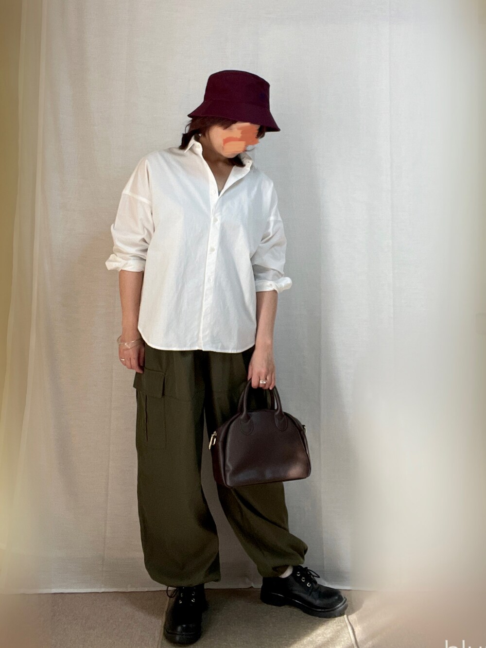 ホワイト系のシャツ/ブラウス、グリーン系のカーゴパンツ、ブラック系のローファーを着用したレディースの春コーディネートの2枚目の写真