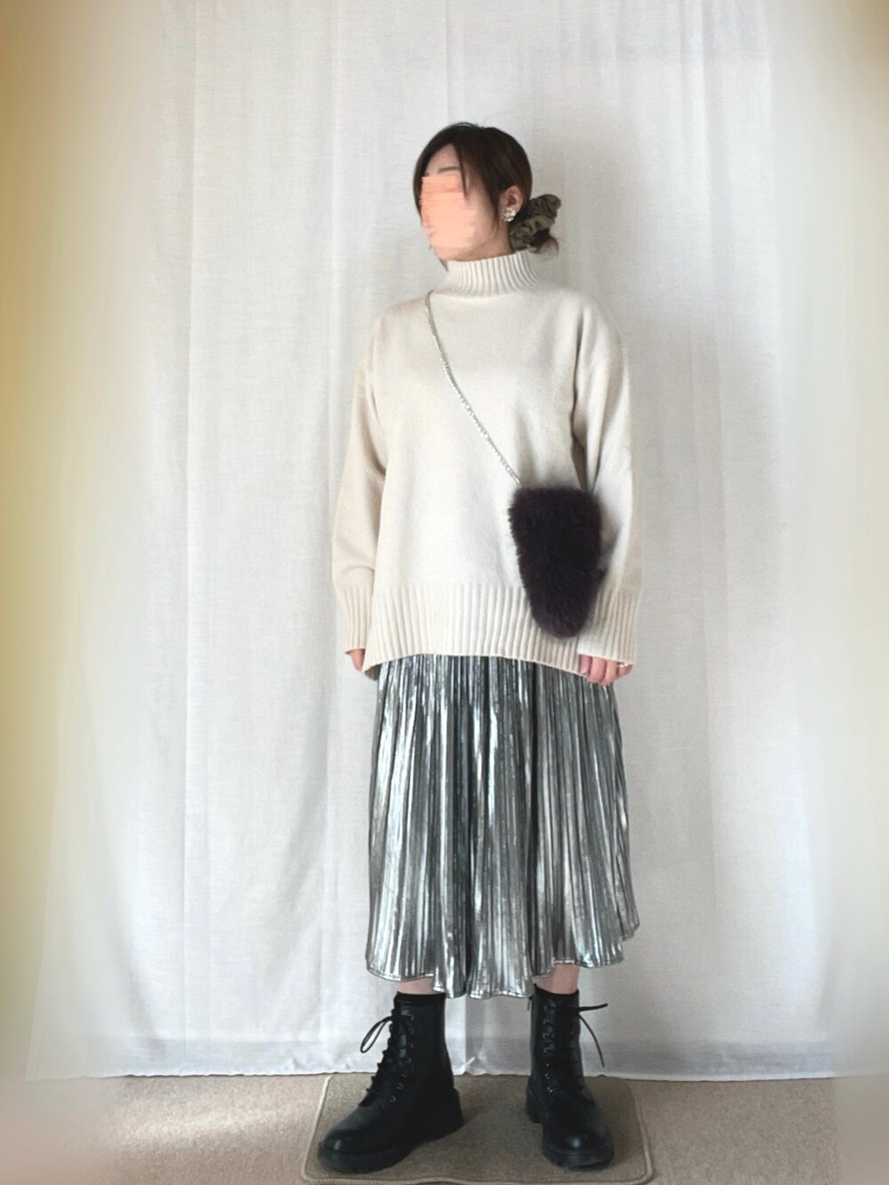 ホワイト系のジャケット/アウター、シルバー系のスカート、ホワイト系のニット/セーターを着用したレディースの冬コーディネートの2枚目の写真