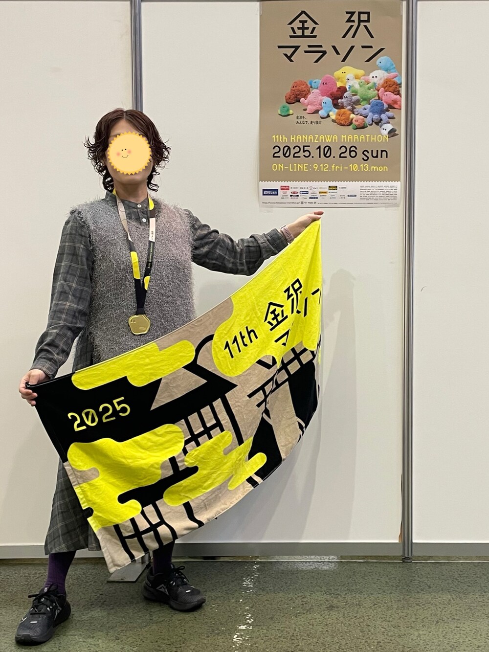 グレー系のシャツ/ブラウス、パープル系のカーディガン/ボレロ、グレー系のスカートを着用したレディースの秋コーディネートの3枚目の写真