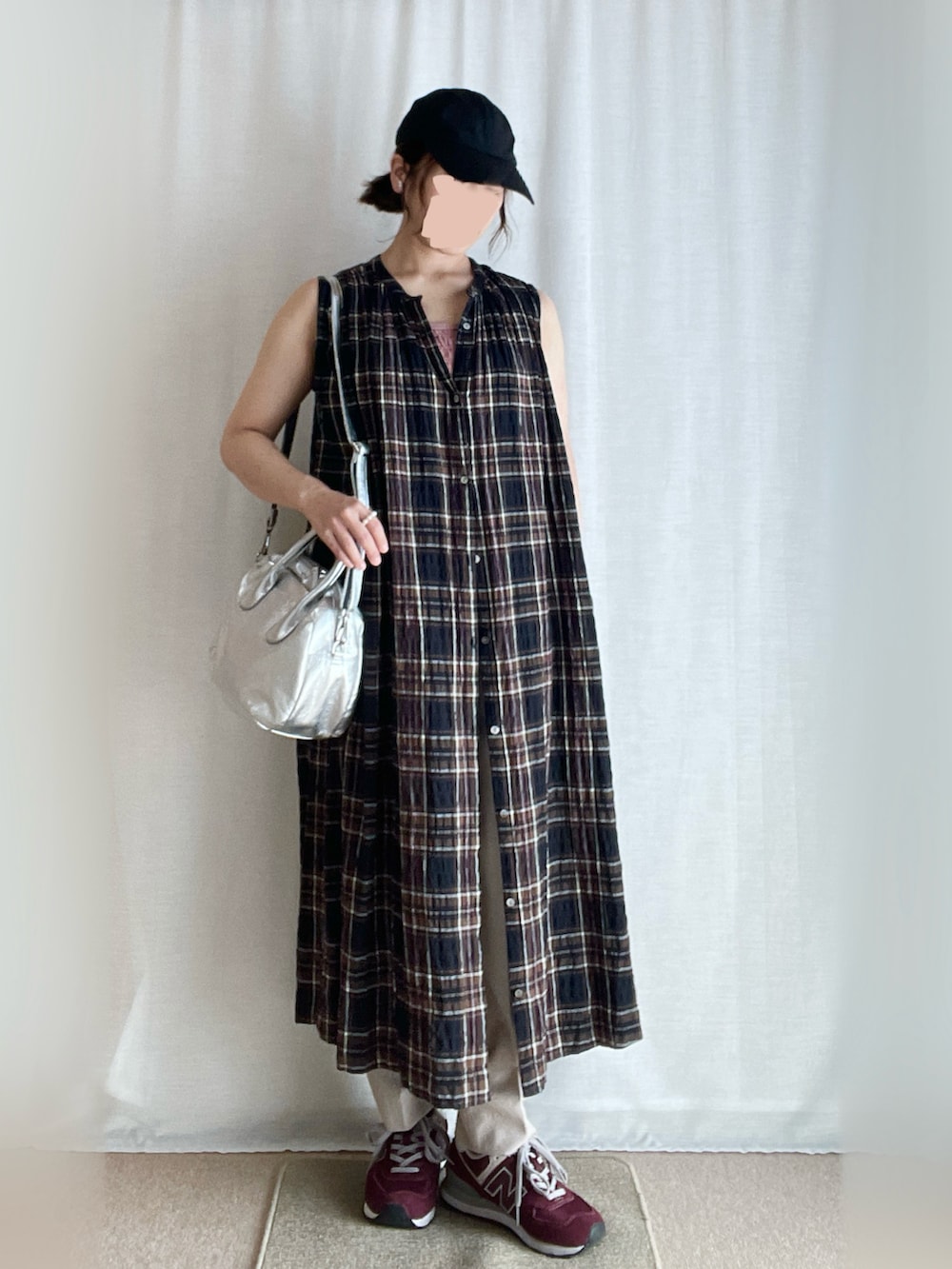 レッド系のスニーカー、シルバー系のボストンバッグ、ブラウン系のワンピースを着用したレディースの秋コーディネートの2枚目の写真