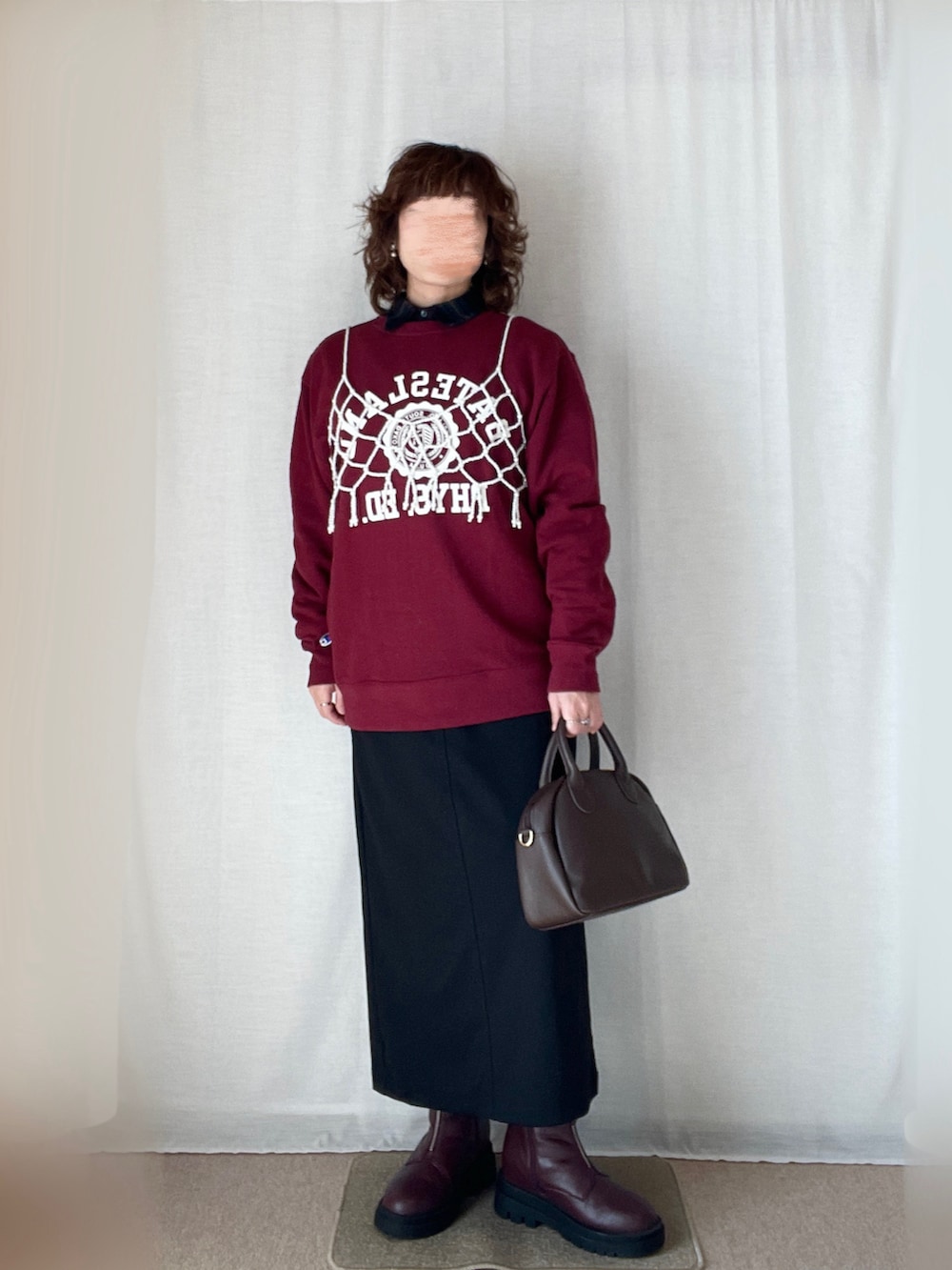 ホワイト系のキャミソール、レッド系のスウェット、ホワイト系のノーカラーコートを着用したレディースの冬コーディネートの2枚目の写真