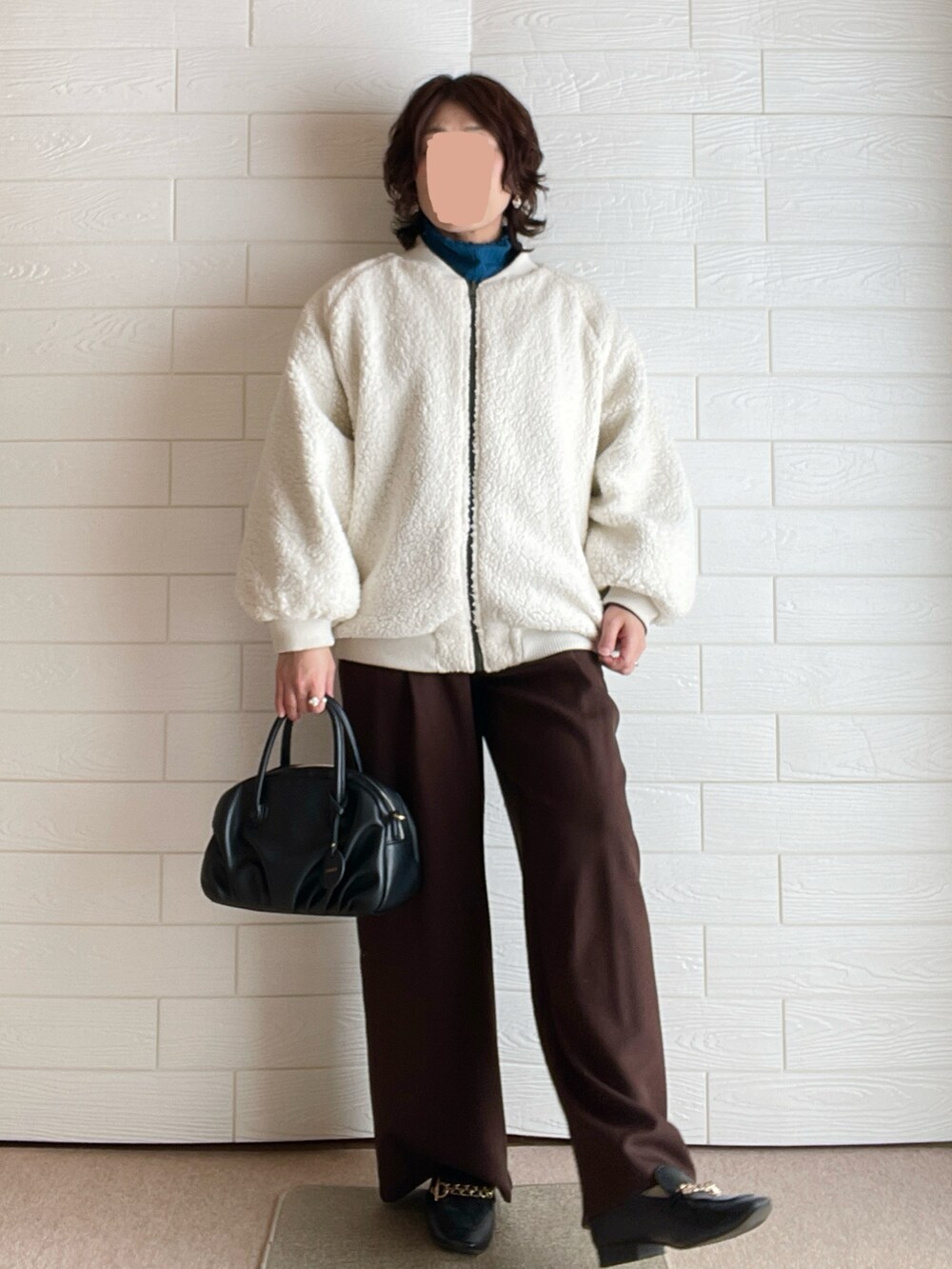 グリーン系のMA-1、ブルー系のTシャツ/カットソー、パープル系のカーディガン/ボレロを着用したレディースの冬コーディネートの2枚目の写真