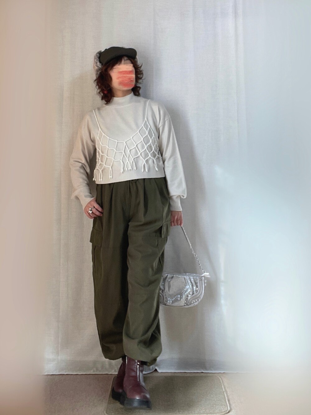 ホワイト系のキャミソール、グリーン系のカーゴパンツ、レッド系のブーツを着用したレディースの春コーディネートの2枚目の写真