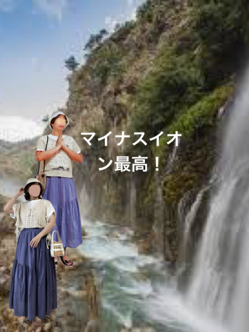 パープル系のスカート、ブルー系のTシャツ/カットソー、ホワイト系のTシャツ/カットソーを着用したレディースの夏コーディネートの3枚目の写真