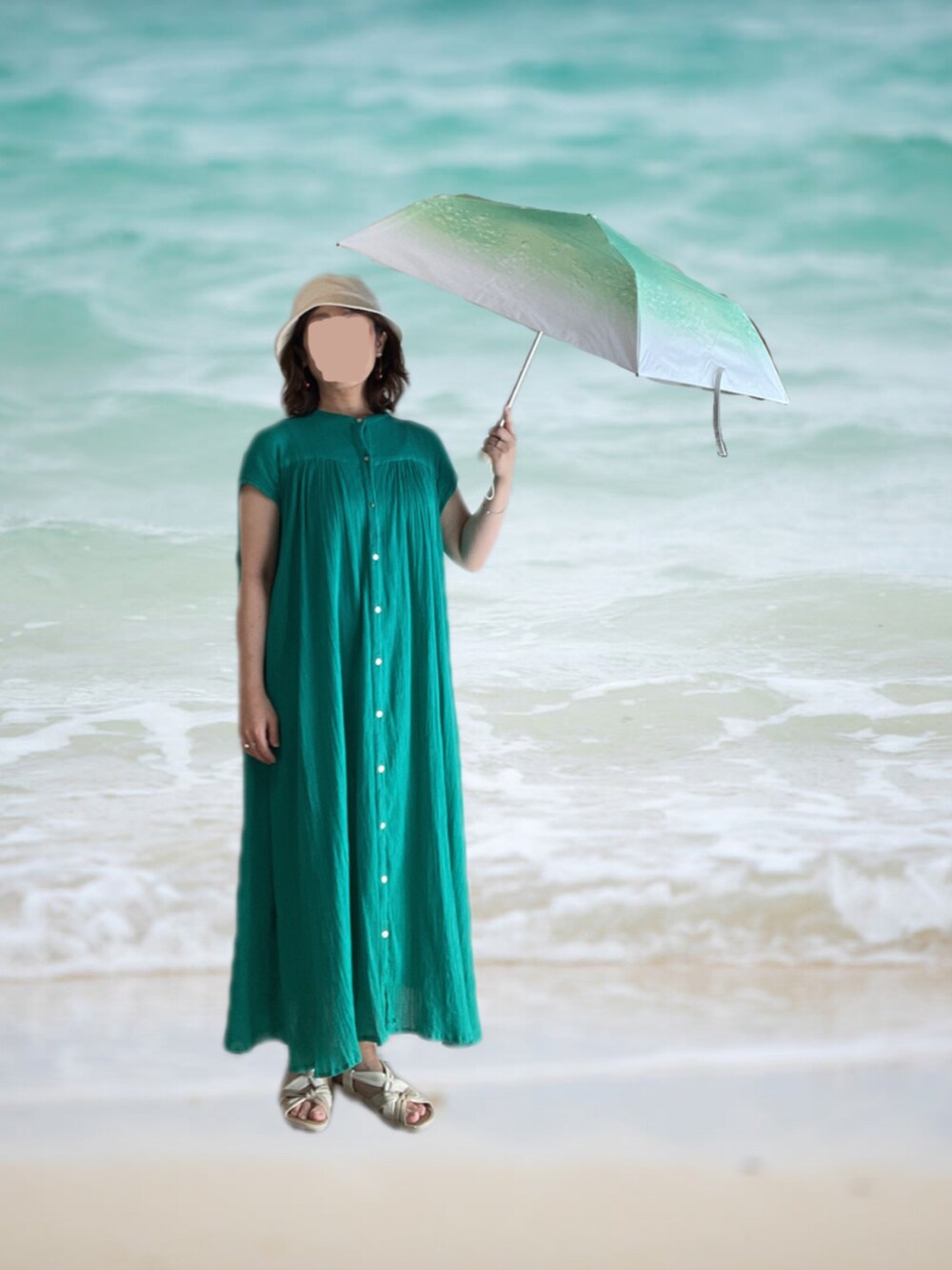 グリーン系のワンピース、ホワイト系のサンダル、グリーン系の折りたたみ傘を着用したレディースの夏コーディネートの2枚目の写真