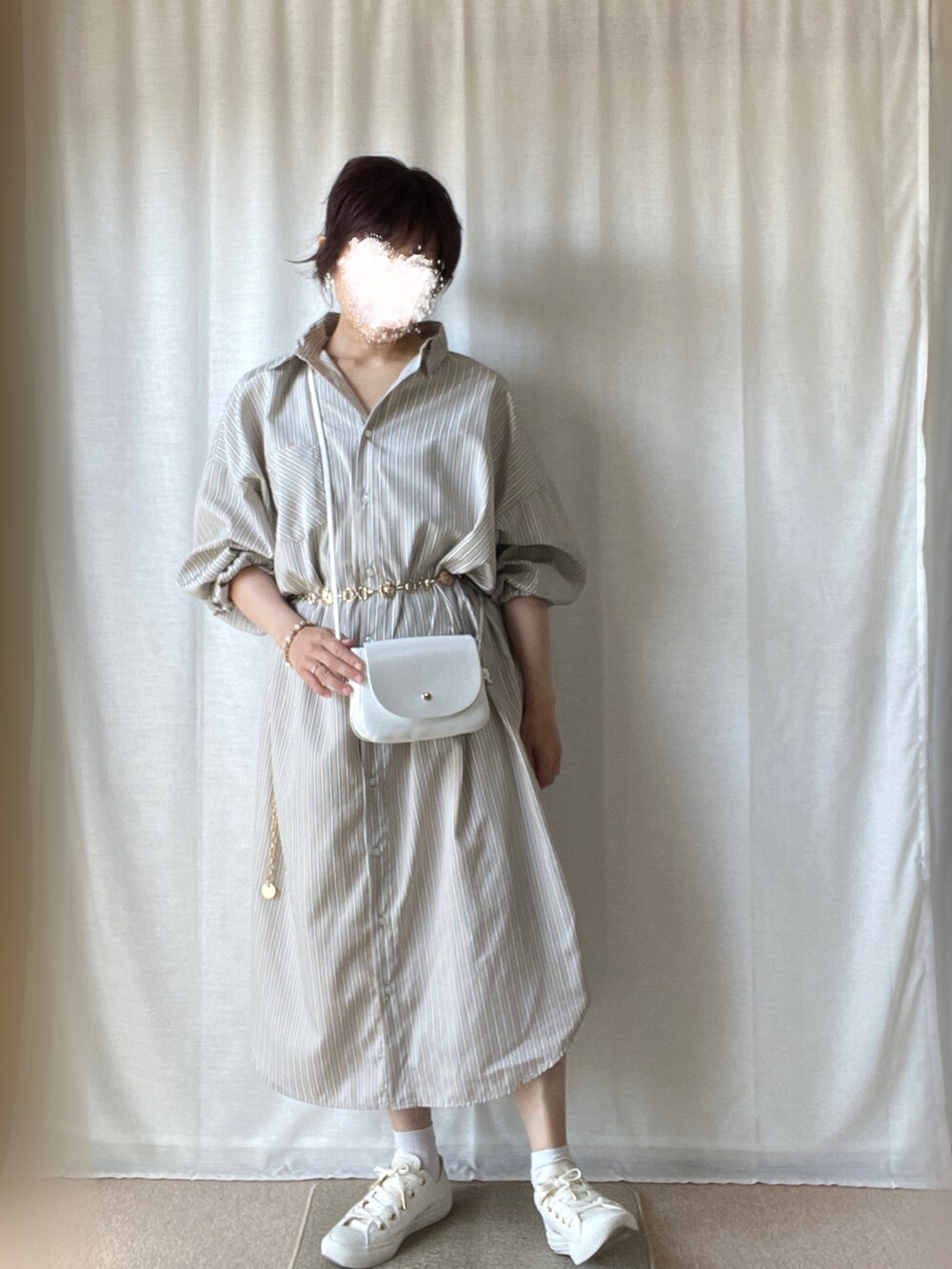 ベージュ系のシャツ/ブラウス、ホワイト系のショルダーバッグ、ブルー系のデニムジャケットを着用したレディースの春コーディネートの2枚目の写真