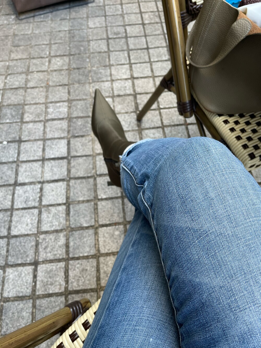 ブルー系のデニムパンツ、グリーン系のブーツ、その他のその他を着用したレディースの秋コーディネートの2枚目の写真