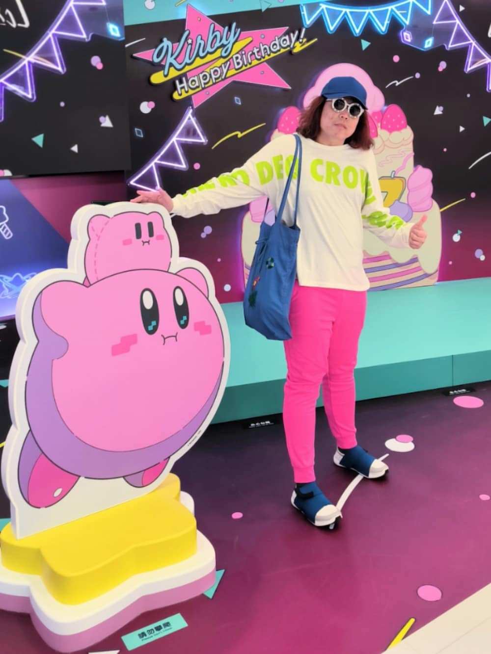 「no brandのアイテム（Tシャツ/カットソー、ホワイト系）」を使った、Panda Ngさん（メンズ・180cm）の春コーディネートの3枚目の写真