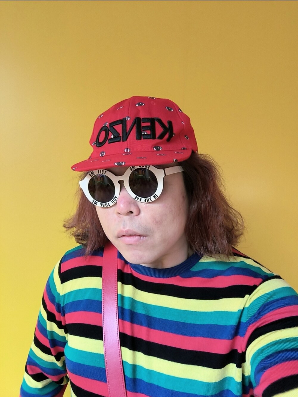 「KENZOのアイテム（サンバイザー、レッド系）」を使った、Panda Ngさん（メンズ・180cm）の夏コーディネートの5枚目の写真