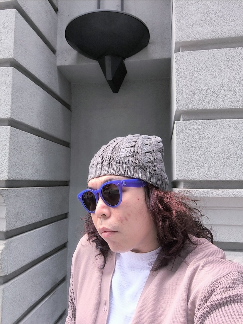「LOUIS LEEMANのアイテム（スニーカー、ブルー系）」を使った、Panda Ngさん（メンズ・180cm）の冬コーディネートの2枚目の写真