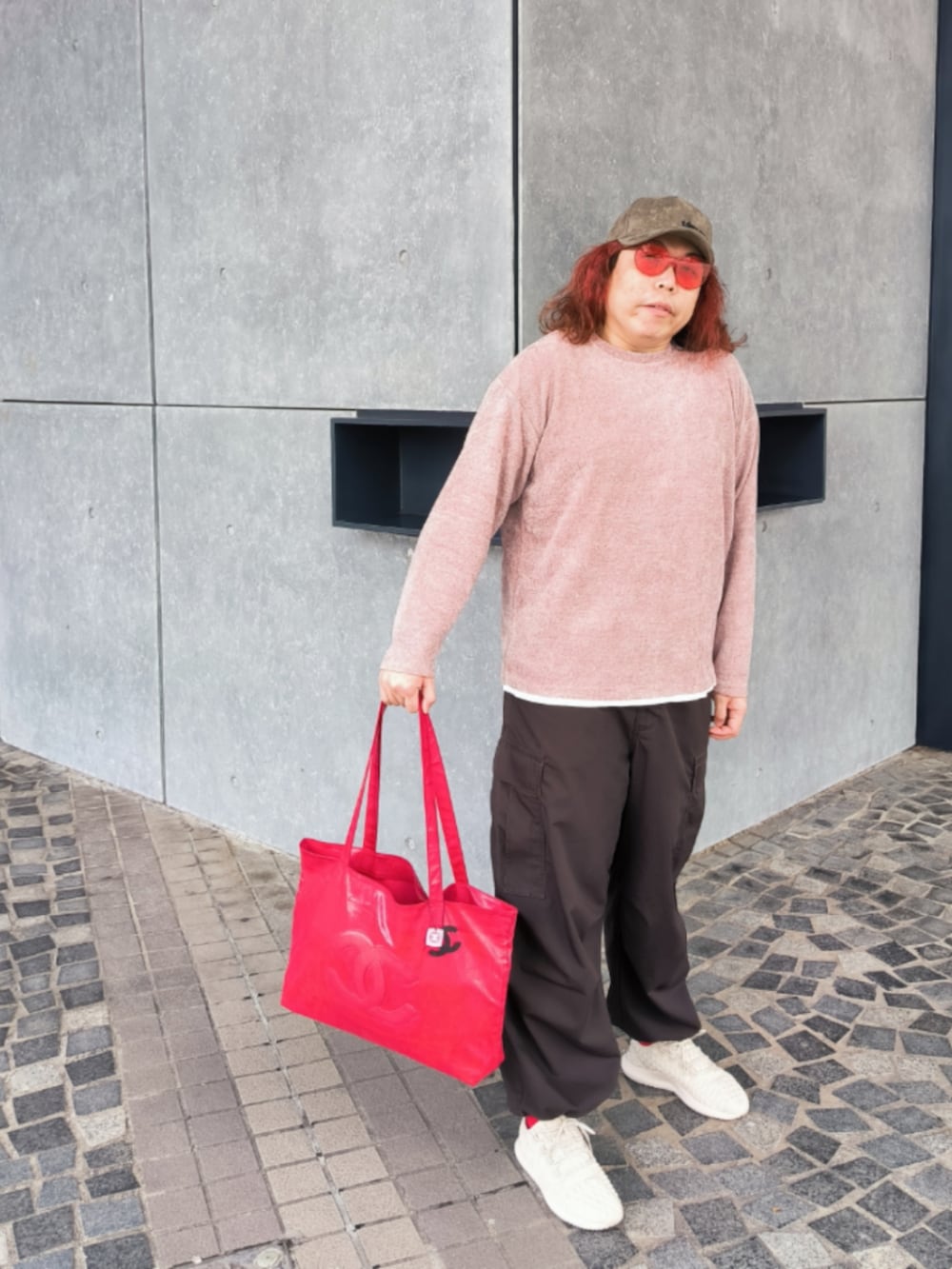 「CHANELのアイテム（エコバッグ/サブバッグ、レッド系）」を使った、Panda Ngさん（メンズ・180cm）の秋コーディネートの5枚目の写真