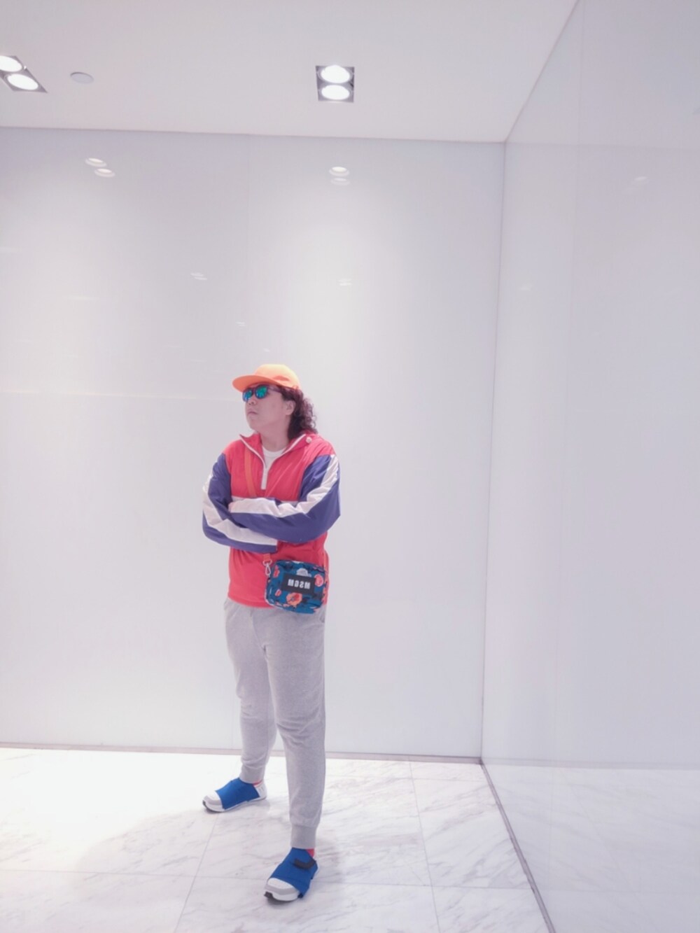 「FESSURAのアイテム（スニーカー、ブルー系）」を使った、Panda Ngさん（メンズ・180cm）の春コーディネートの2枚目の写真