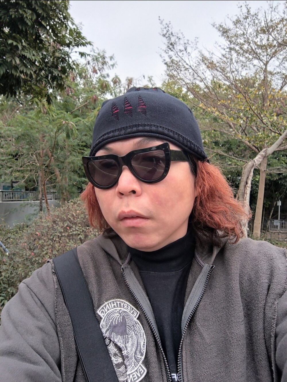 「CHANELのアイテム（ドラムバッグ、ブラウン系）」を使った、Panda Ngさん（メンズ・180cm）の冬コーディネートの2枚目の写真