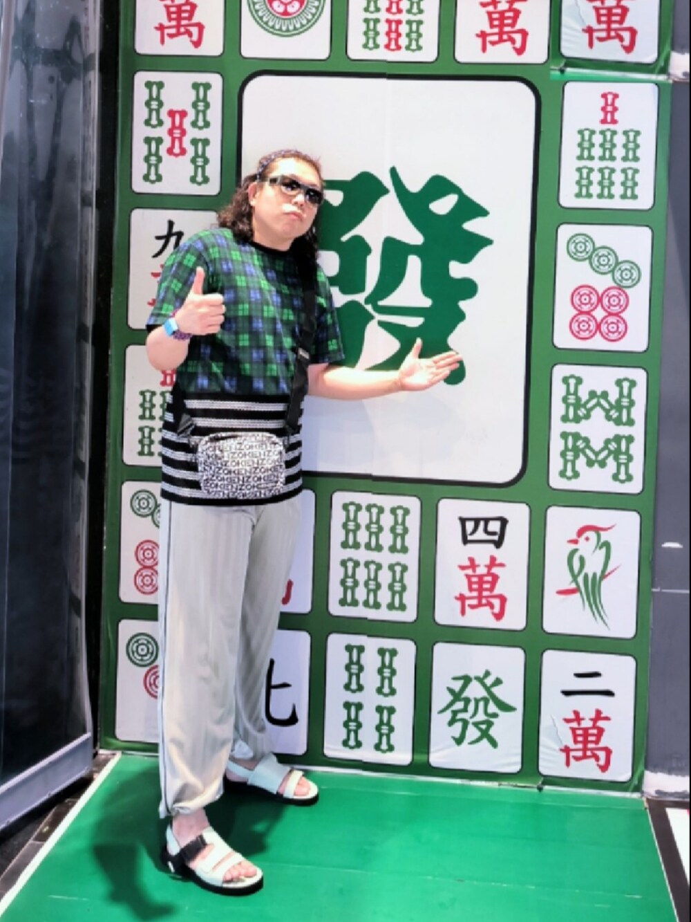 「Christopher Kaneのアイテム（サンダル、グリーン系）」を使った、Panda Ngさん（メンズ・180cm）の秋コーディネートの3枚目の写真