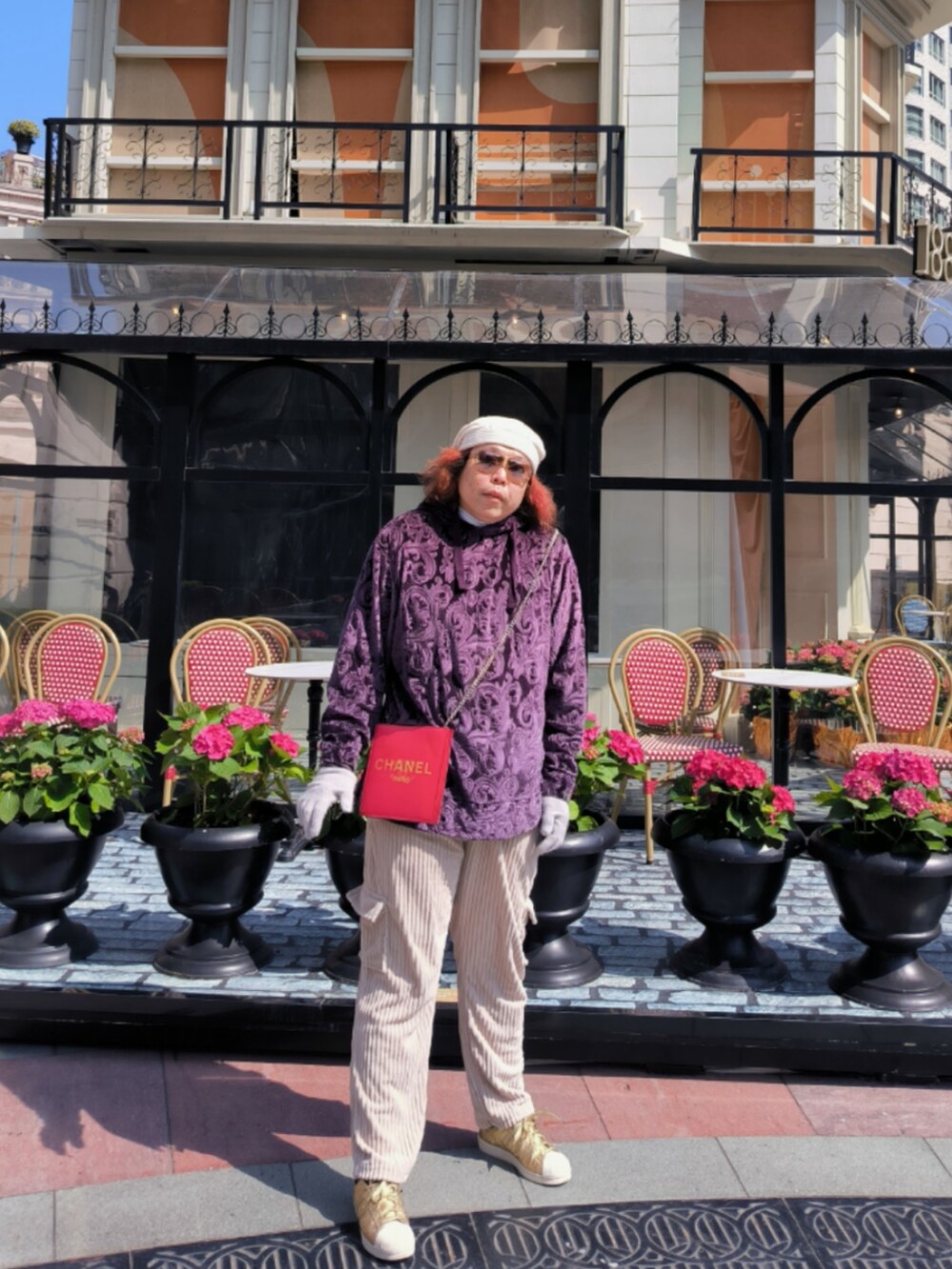 「CHANELのアイテム（バッグ、レッド系）」を使った、Panda Ngさん（メンズ・180cm）の冬コーディネートの2枚目の写真