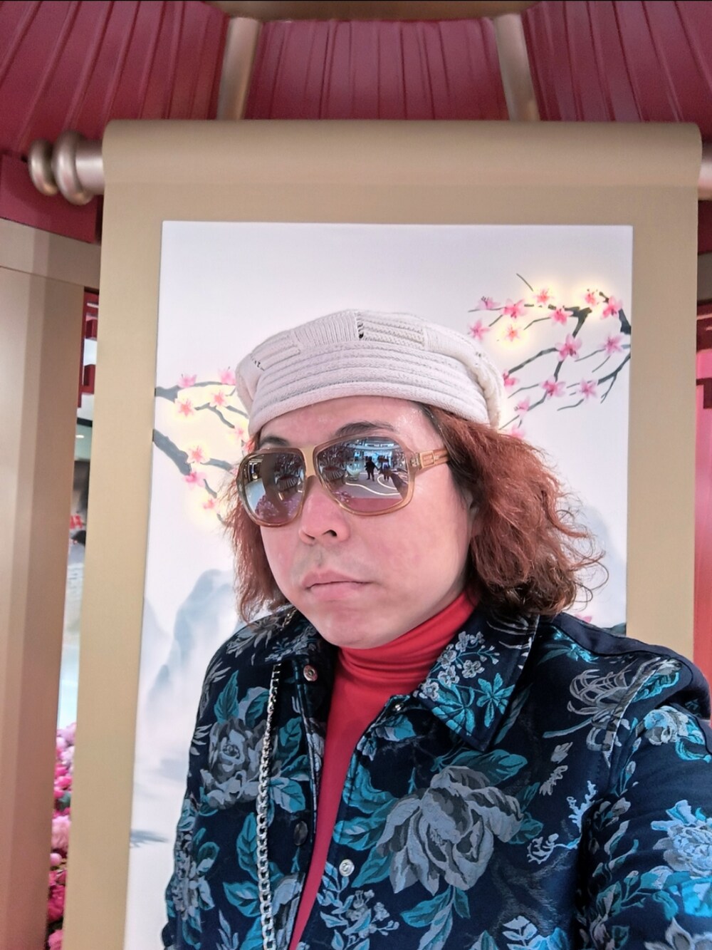 「CHANELのアイテム（バッグ、レッド系）」を使った、Panda Ngさん（メンズ・180cm）の冬コーディネートの5枚目の写真