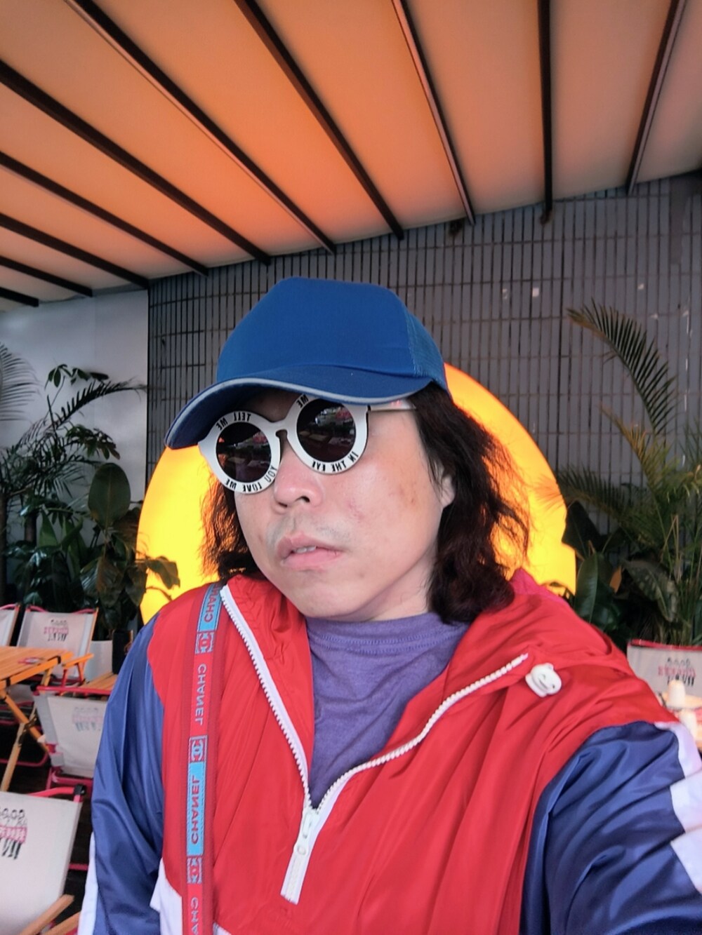 「CHANELのアイテム（メッセンジャーバッグ、レッド系）」を使った、Panda Ngさん（メンズ・180cm）の春コーディネートの3枚目の写真