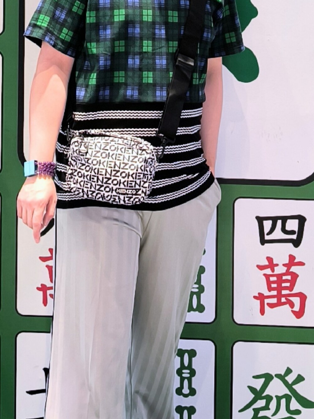 「Christopher Kaneのアイテム（サンダル、グリーン系）」を使った、Panda Ngさん（メンズ・180cm）の秋コーディネートの2枚目の写真