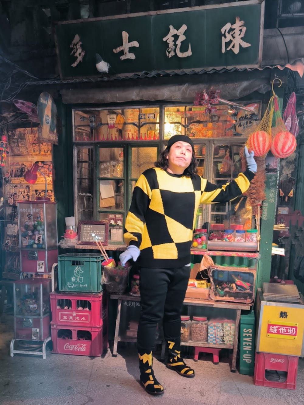 「NUMERO 10 のアイテム（トートバッグ、レッド系）」を使った、Panda Ngさん（メンズ・180cm）の春コーディネートの2枚目の写真