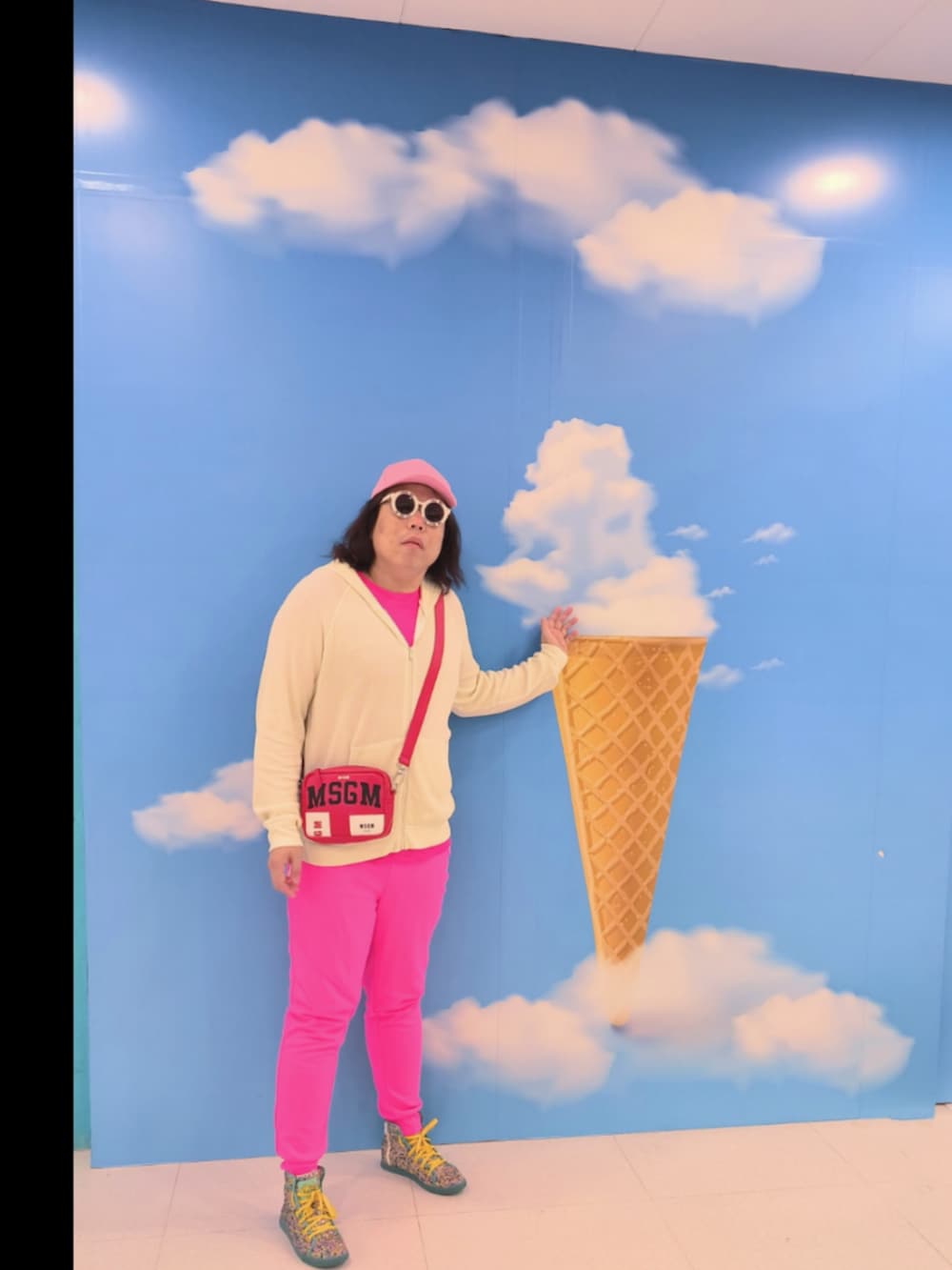 「MSGMのアイテム（バッグ、レッド系）」を使った、Panda Ngさん（メンズ・180cm）の夏コーディネートの2枚目の写真