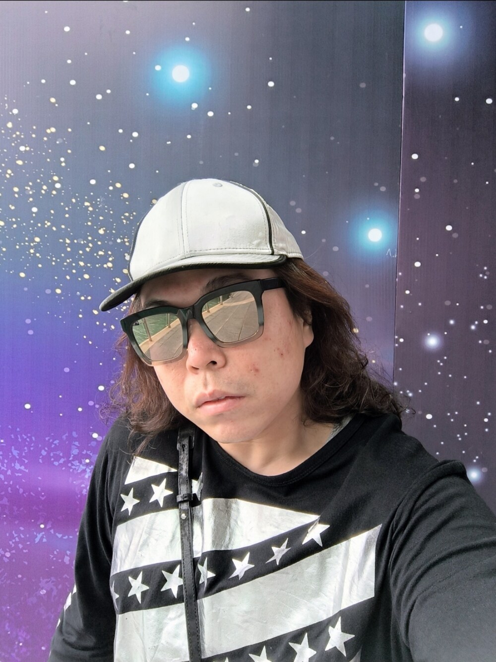 「NEW ERAのアイテム（サンバイザー、シルバー系）」を使った、Panda Ngさん（メンズ・180cm）の秋コーディネートの3枚目の写真