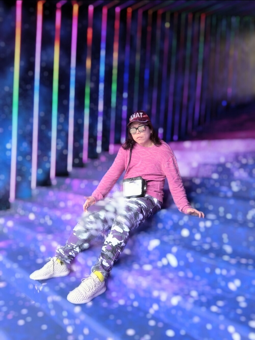 「adidasのアイテム（スニーカー、グレー系）」を使った、Panda Ngさん（メンズ・180cm）の冬コーディネートの3枚目の写真