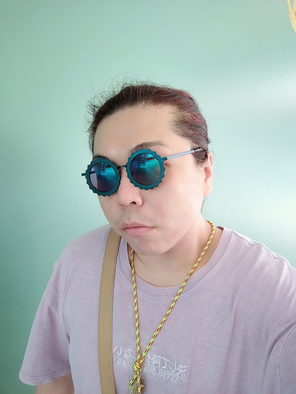 「GUのアイテム（チノパンツ、パープル系）」を使った、Panda Ngさん（メンズ・180cm）の秋コーディネートの4枚目の写真