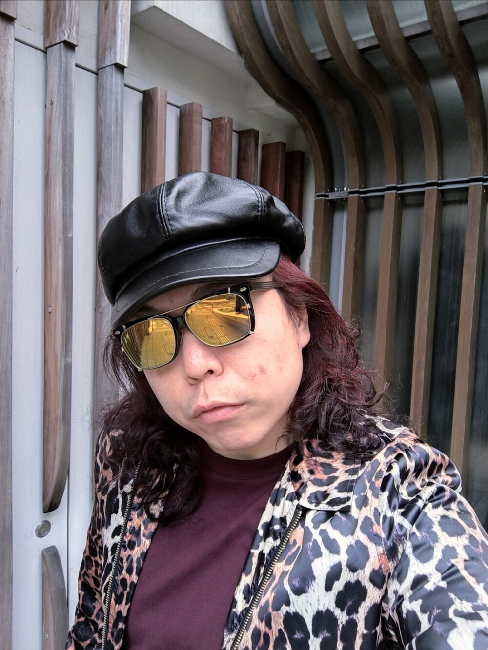「MIHARA YASUHIROのアイテム（パンプス、ブラック系）」を使った、Panda Ngさん（メンズ・180cm）の冬コーディネートの3枚目の写真