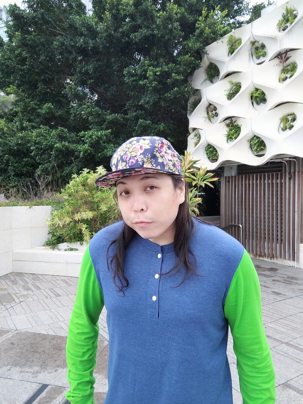 「J.CREWのアイテム（Tシャツ/カットソー、その他）」を使った、Panda Ngさん（メンズ・180cm）の春コーディネートの4枚目の写真