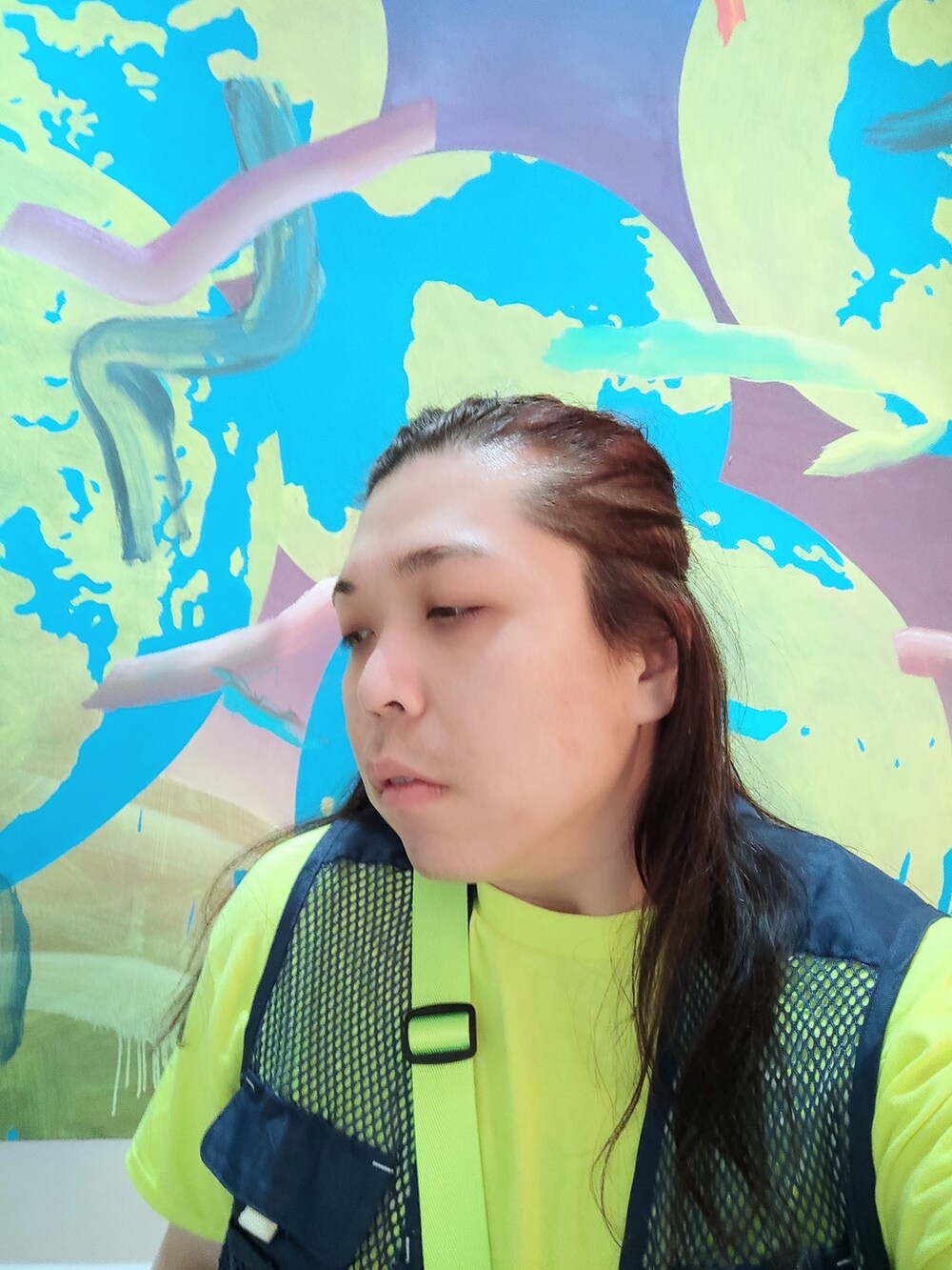 イエロー系のTシャツ/カットソー、ブルー系のジャケット/アウター、ホワイト系のスウェットパンツを着用したメンズの秋コーディネートの4枚目の写真