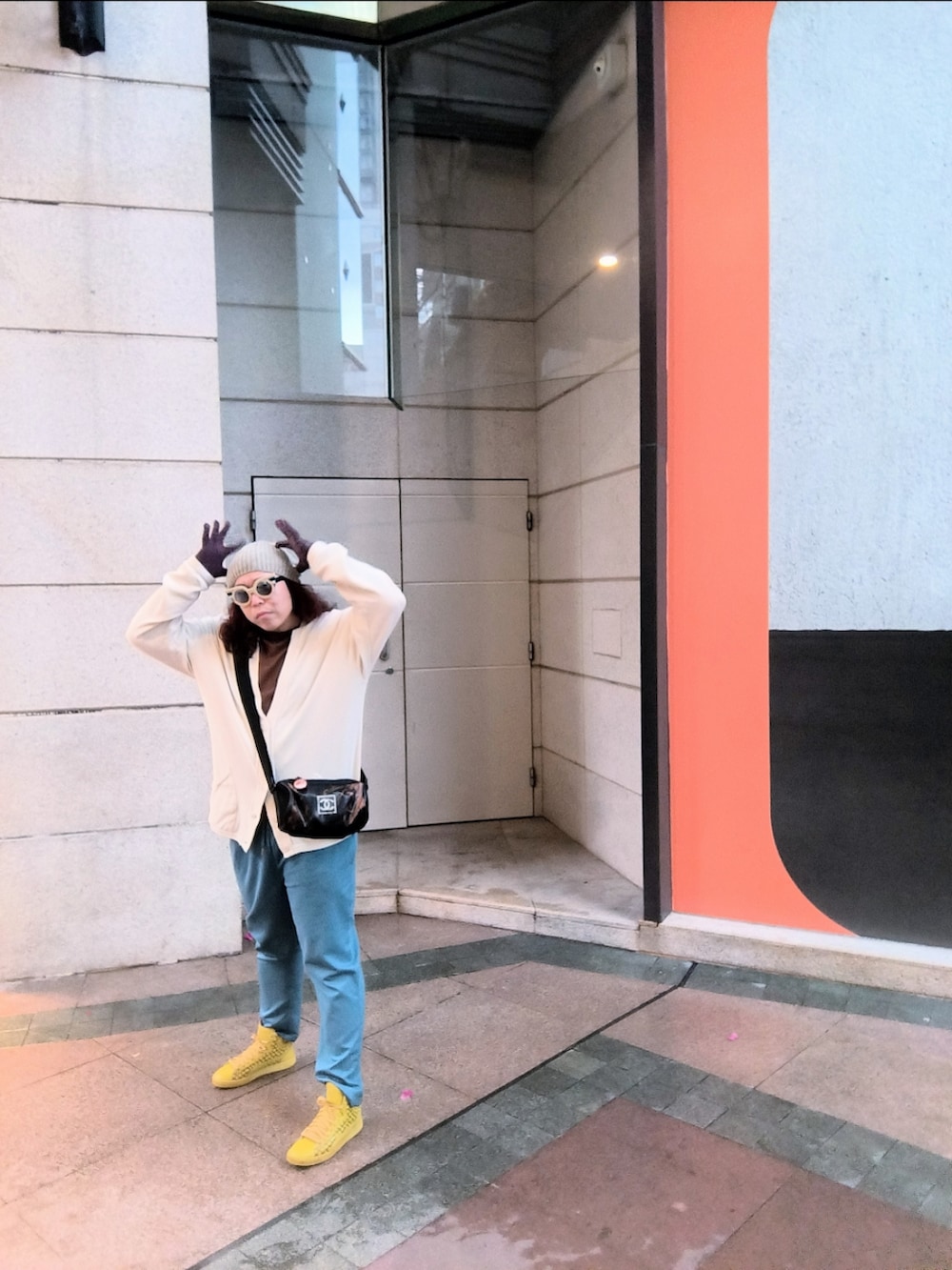 「no brandのアイテム（チノパンツ、ブルー系）」を使った、Panda Ngさん（メンズ・180cm）の春コーディネートの2枚目の写真
